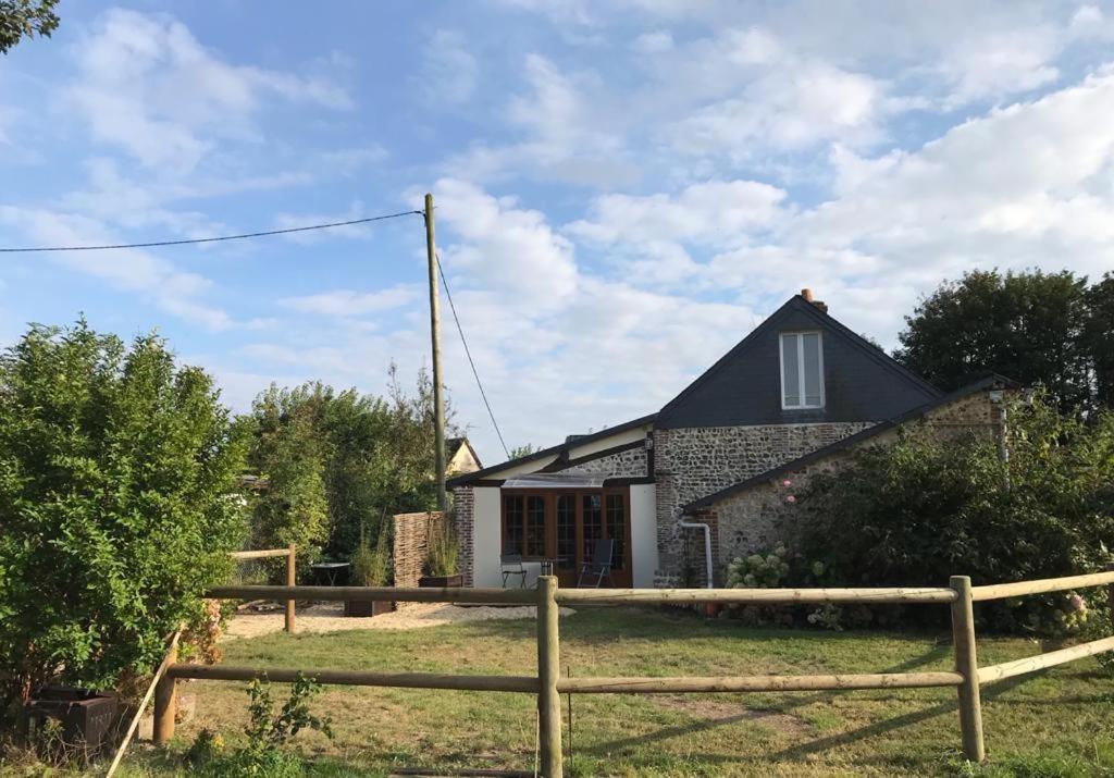 Casa de Férias Les 4 Seasons, Agreable Avec Terrasse Et Jardin La Croix Bigot
